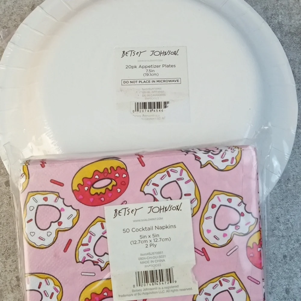 🥨🍒 Betsey Johnson Pink Donut Party Plates and Napkins Set